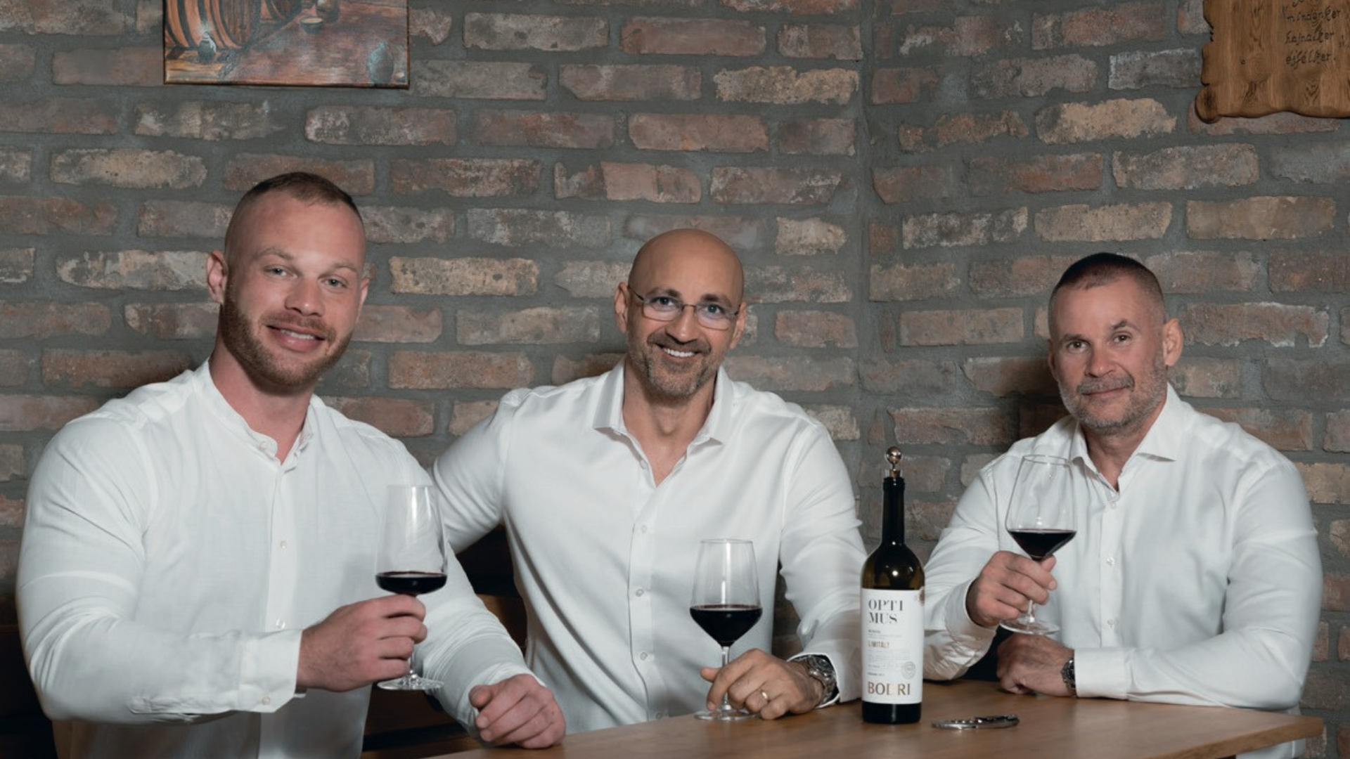 MINŐSÉGI BOROK ÉS IDŐTÁLLÓ ACÉL: GYÜMÖLCSÖZŐ KAPCSOLAT